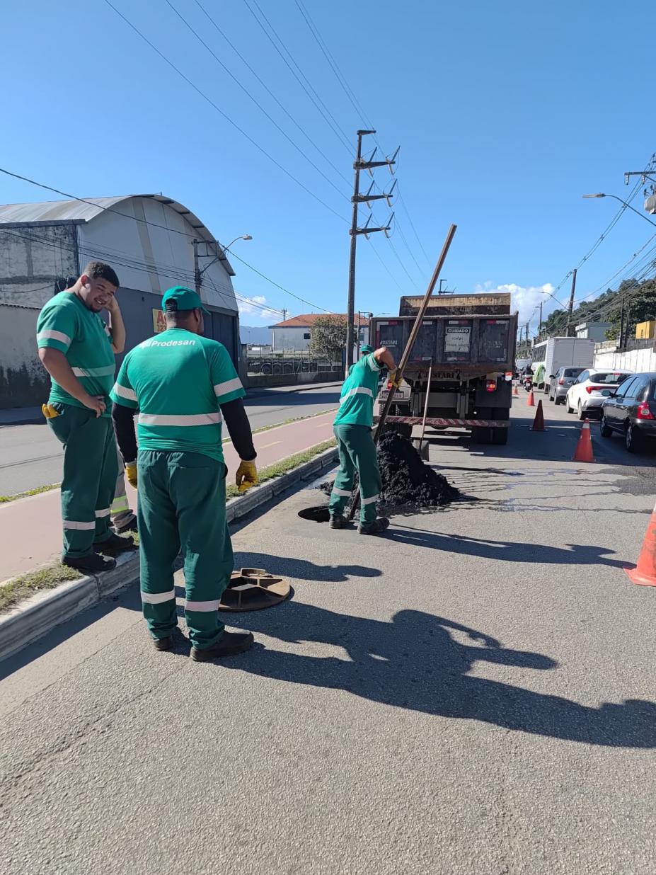 operários atuando na pavimentação #paratodosverem