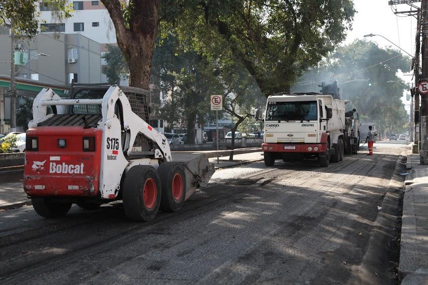 Caminhões realizam serviço na via. #paratodosverem