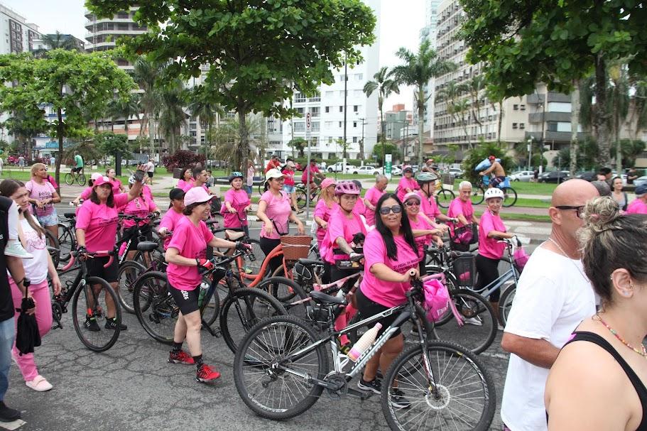 pessoas de rosa com bicicletas #paratodosverem