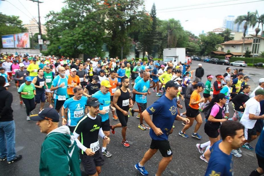 homens e mulheres correndo em rua. #paratodosverem