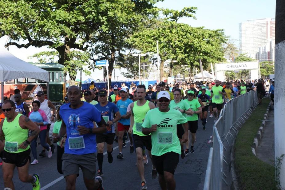 Atletas correm na avenida da orla durante prova. #pratodosverem