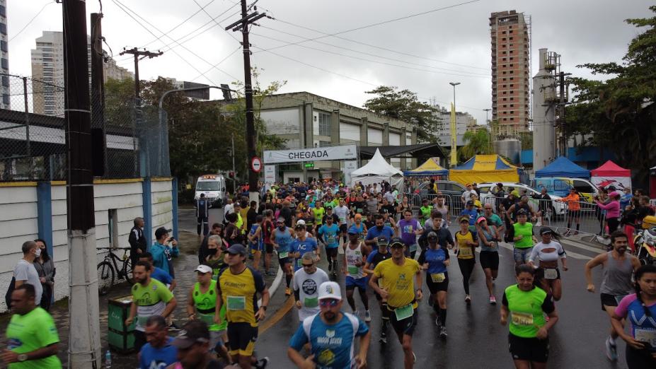 Muitas pessoas correndo em rua #paratodosverem