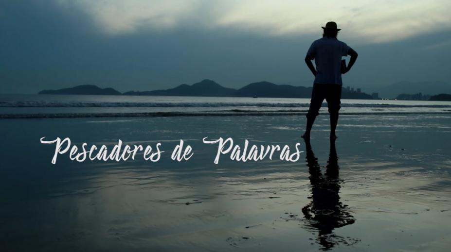 CENA DE PESCADORES DE PALAVRAS. Um homem está à beira-mar. Ao lado esquerdo dele se lê pescadores de palavras. #paratodosverem