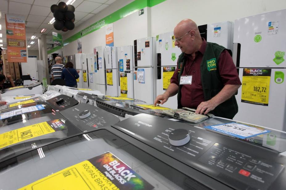 fiscal do procon olha produtos #paratodosverem