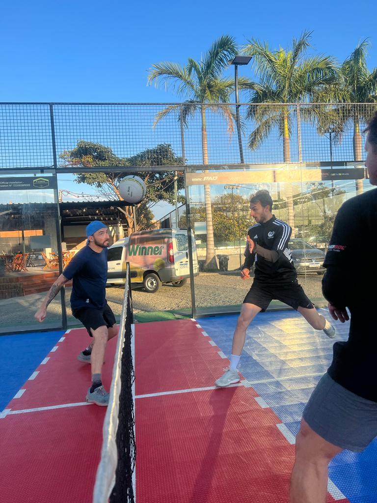 atletas jogando padbol em quadra #paratodosverem 