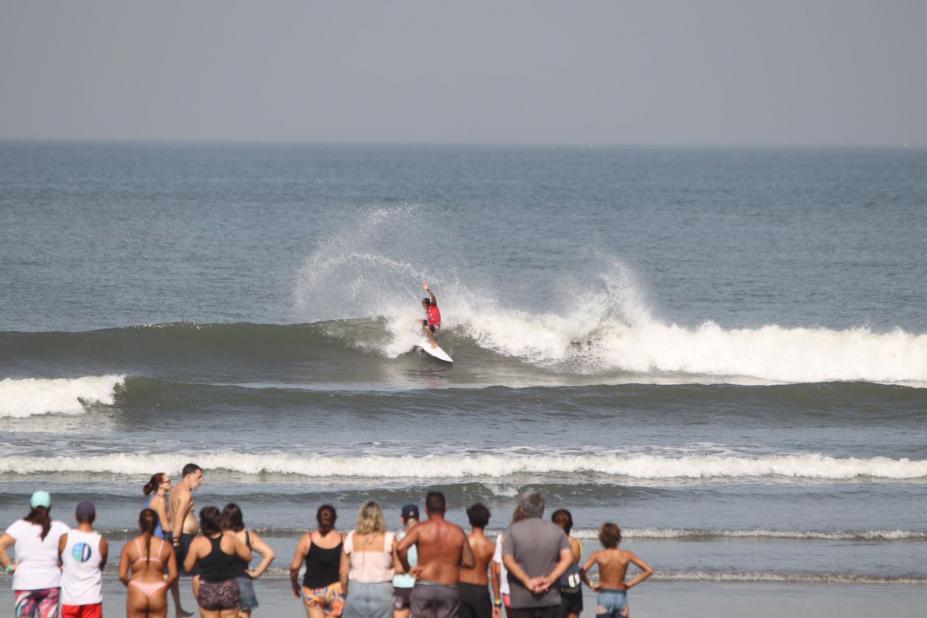 surfista faz manobra em onda #paratodosverem