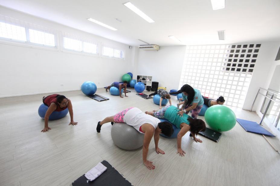 aula de pilates com bola em vila criativa. #paratodosverem