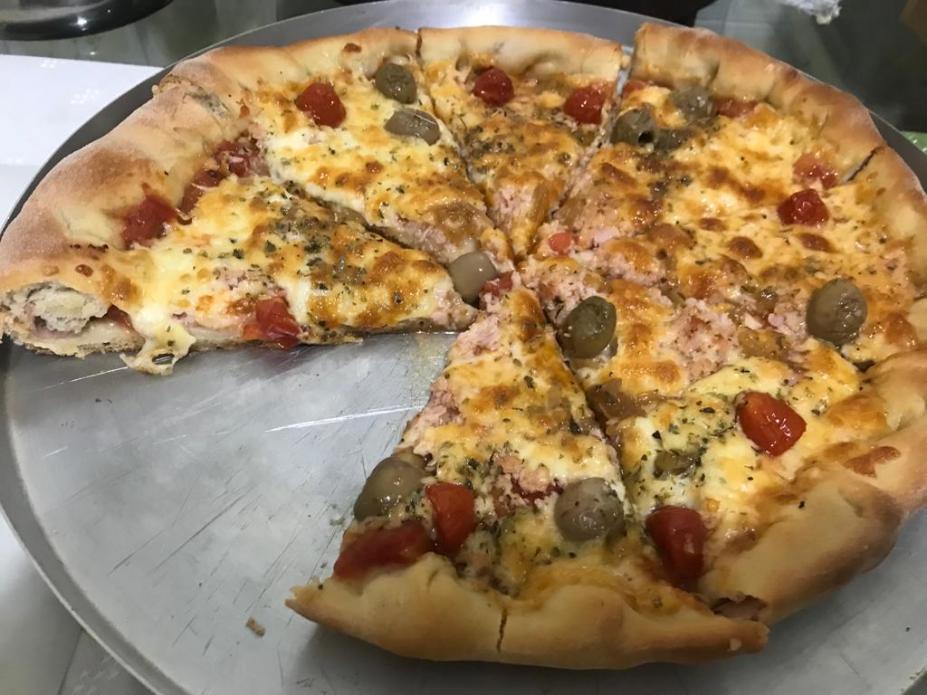 disco de pizza com um pedaço já retirado. #paratodosverem 