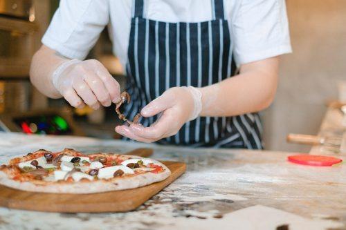 imagem em close de prepararão de pizza. #paratodosverem