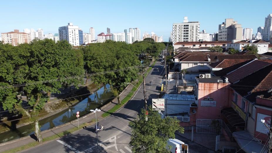 vista aérea de avenida com canal ao centro. #paratodosverem