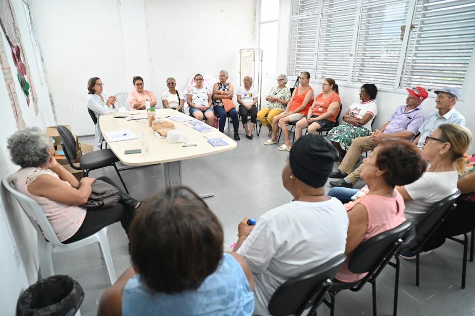 pessoas reunidas em roda de conversa #paratodosverem