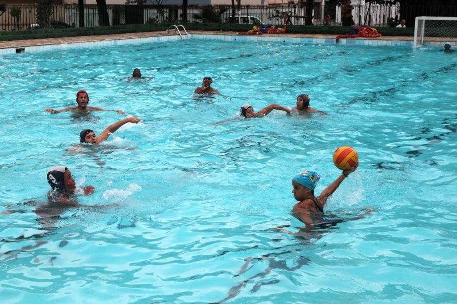 jogo de poló aquático em piscina. #paratodosverem 