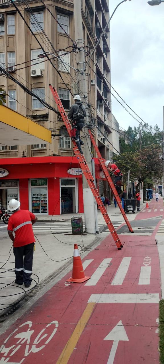 operário removendo fios de poste #paratodosverem 