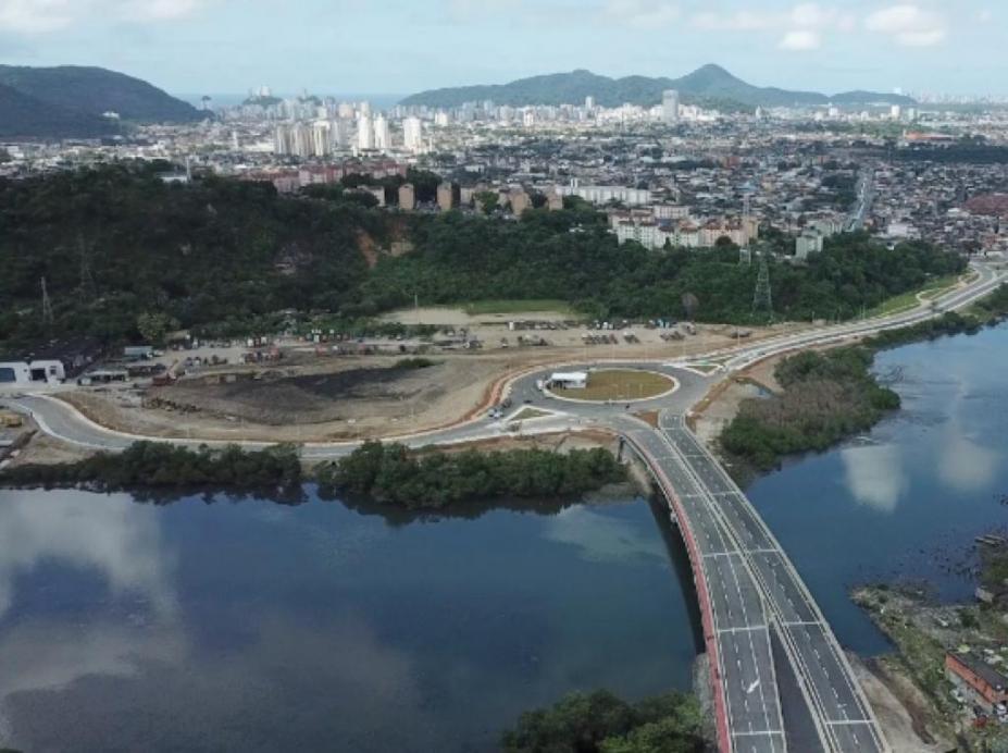 vista aérea de região da zona noroeste com ponte em primeiro plano mais à direita e área verde ao fundo. #paratodosverem