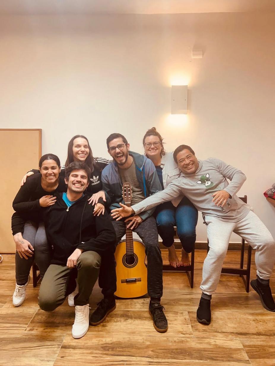 pessoas posando para foto #paratodosverem