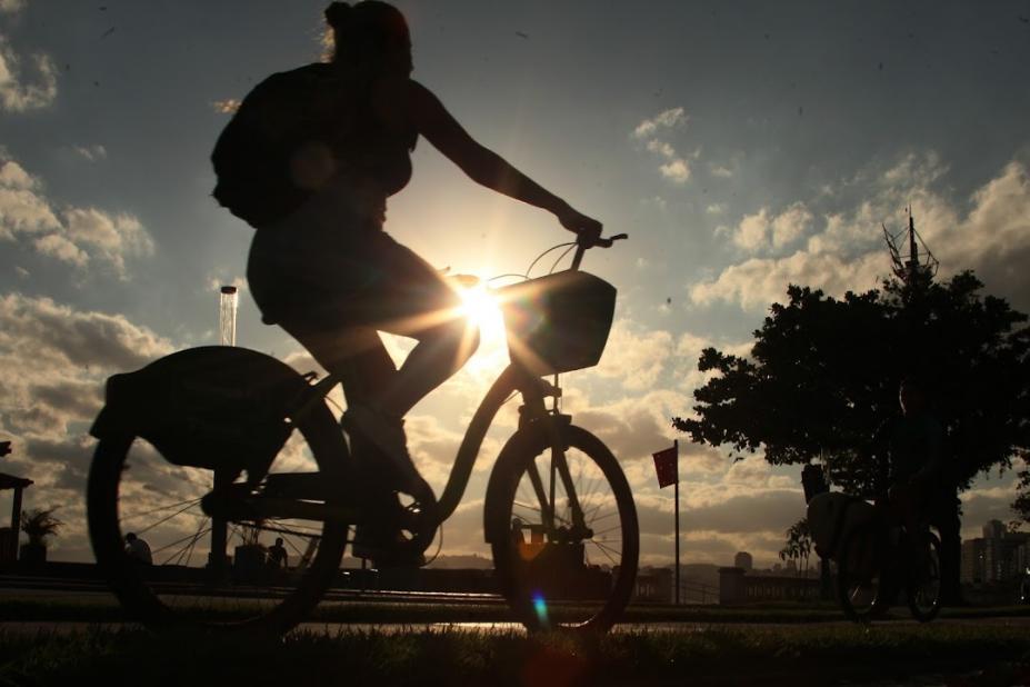 pessoa andando de bicicleta ao pôr do sol #paratodosverem