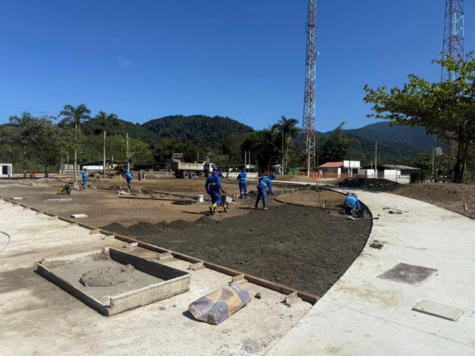 operários atuando no terreno #paratodosverem 