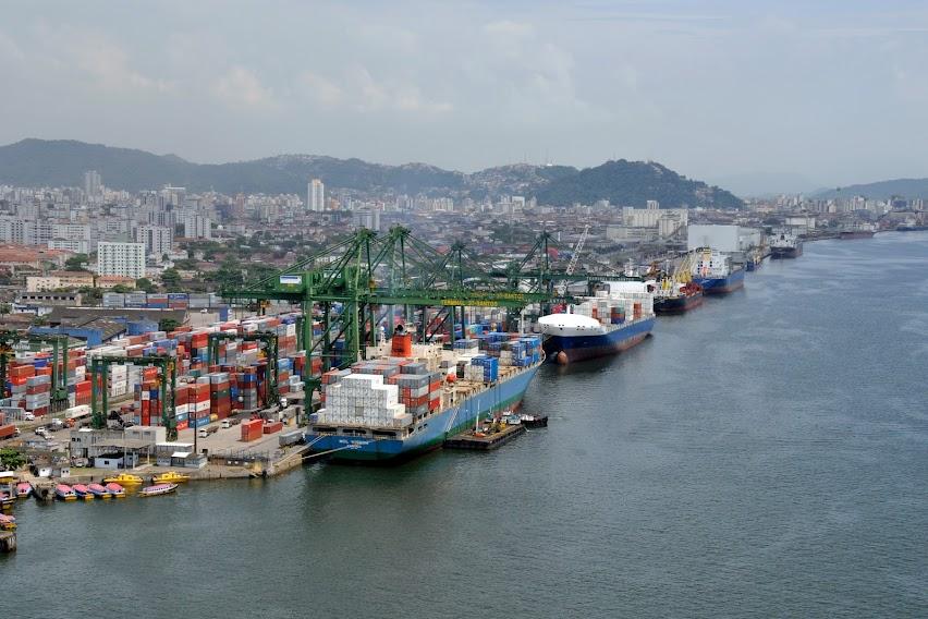 navios encostados no cais, vistos a partir do mar para a cidade adentro. #paratodosverem