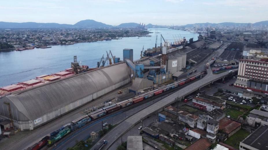 imagem aérea do porto com armazens, navios e mar #paratodosverem