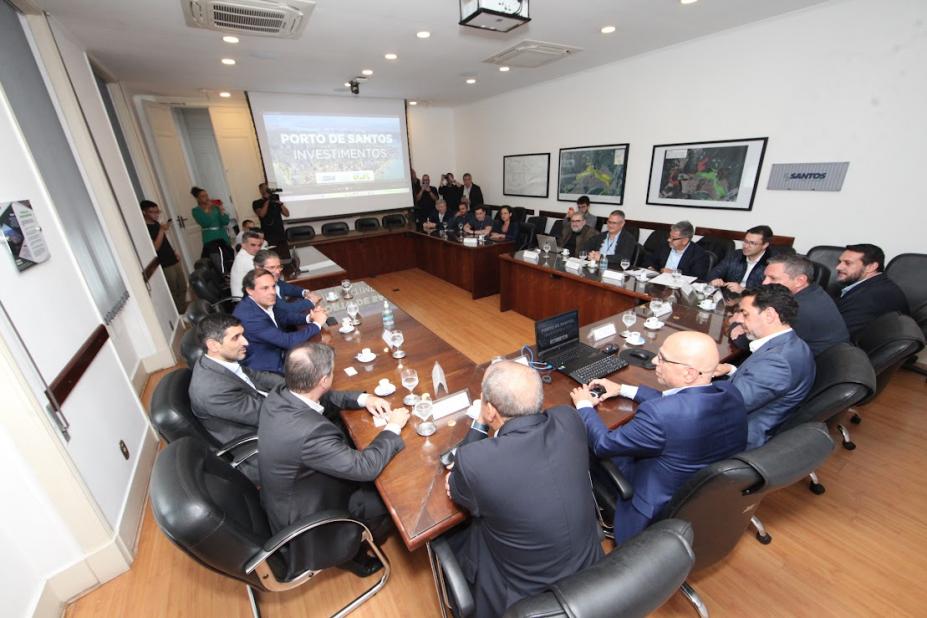 autoridades reunidas em mesa #paratodosverem
