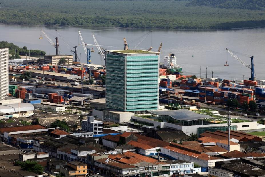 Região do Centro Histórico com porto ao fundo. #paratodosverem