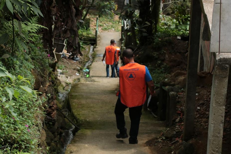 servidores descem escadaria em morro #paratodosverem
