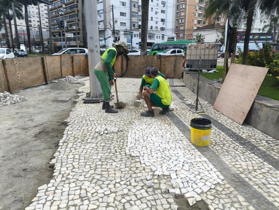 homens trocam piso de praça. #paratodosverem