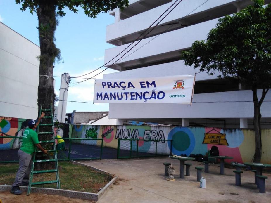 praça com faixa escrito manutenção e trabalhador #paratodosverem
