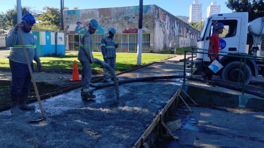 homens trabalhando em concretagem #paratodosverem 