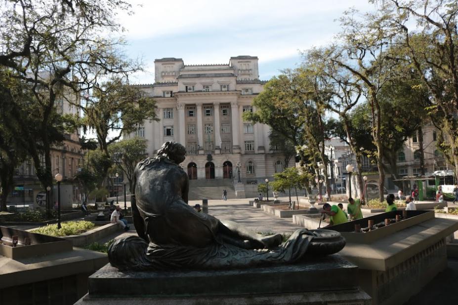vista geral da Praça Mauá, com estátua de ninfa em primeiro plano. #paratodosverem
