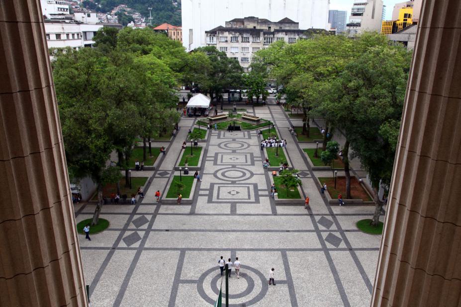 vista da praça mauá a partir de janela do paço municipal. #paratodosverem