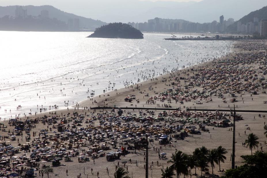 turistas na praia em visão aérea #paratodosverem 