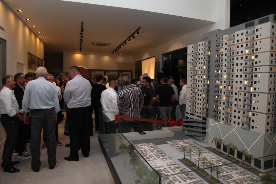 pessoas durante o lançamento com maquete em primeiro plano #paratodosverem 