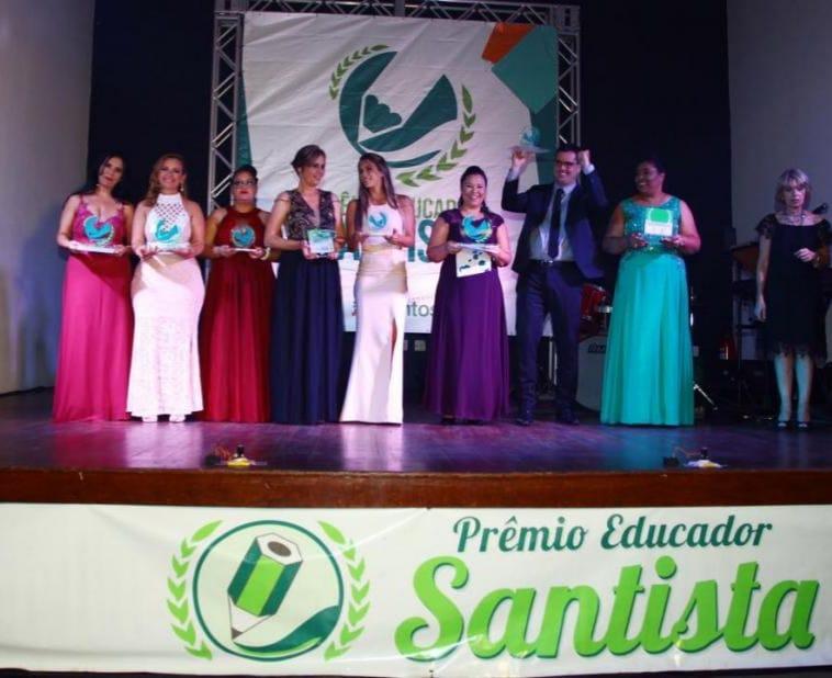 pessoas em cima do palco com troféu na mão #paratodosverem