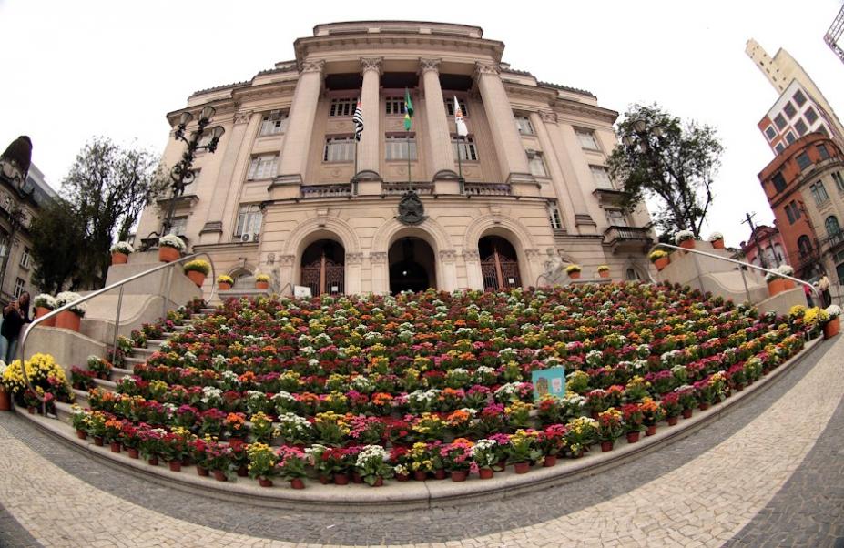 flores enfeitam escadaria de palácio #paratodosverem