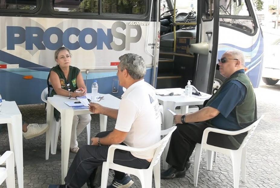 pessoas sendo atendidas no procon móvel #paratodosverem 