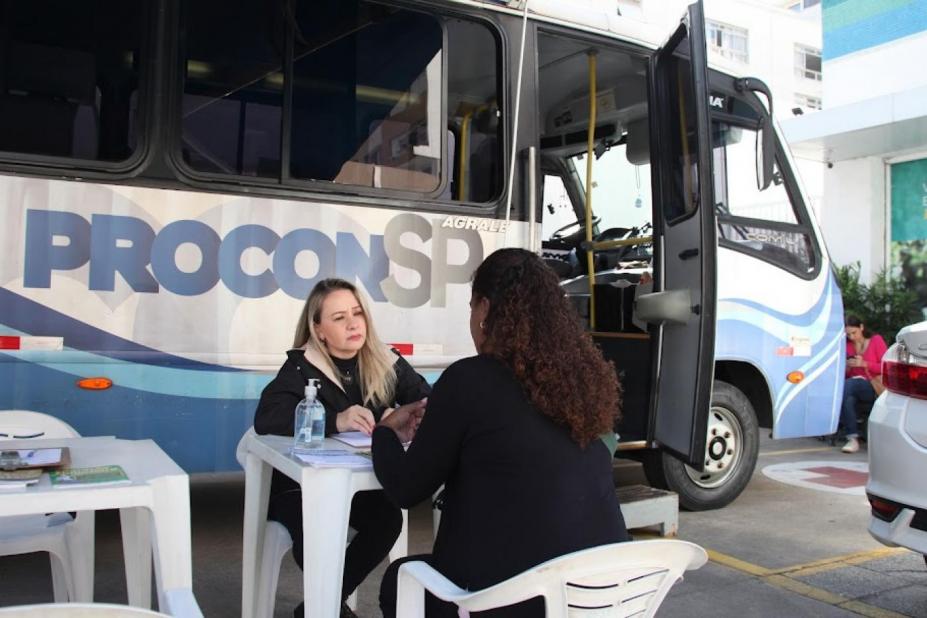 mulher sendo atendida na van do procon móvel #paratodosverem