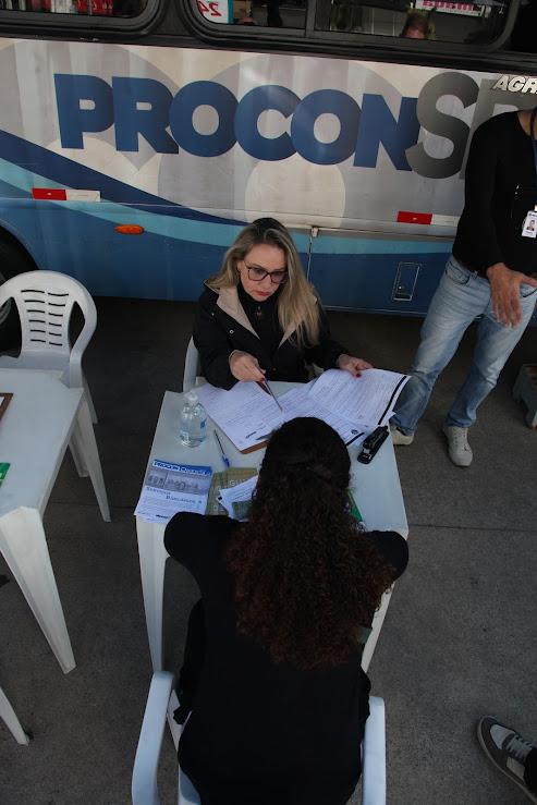 mulher atende consumidora na frente da van do procon #paratodosverem