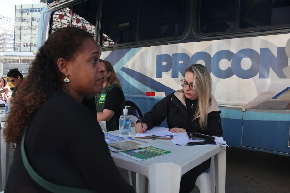 mulher sendo atendida em unidade do procon móvel #paratodosverem