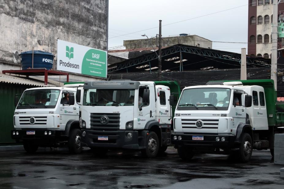 três caminhões parados na nova sede #paratodosverem