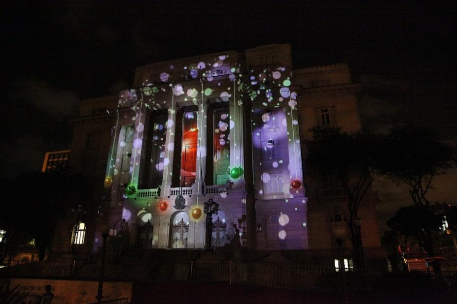 fachada do palácio josé bonifacio com projeção natalina à noite. #paratodosverem