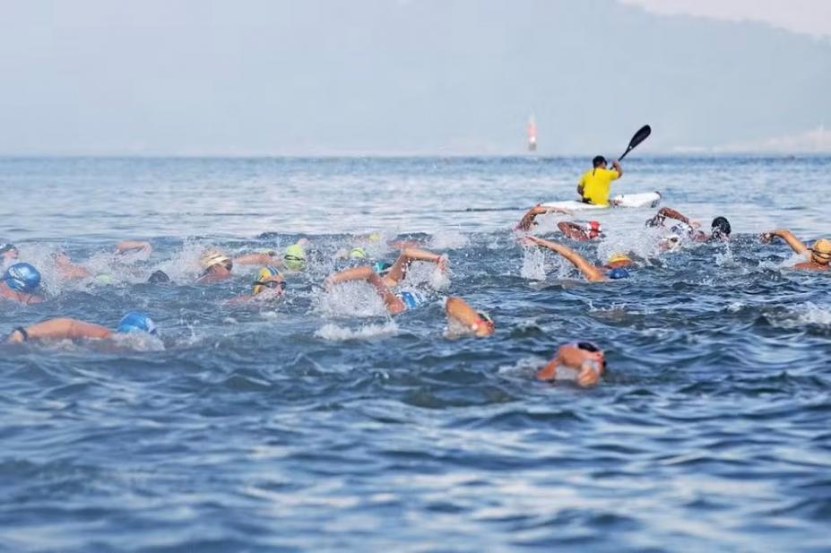 Nadadores na prova aquática. #paratodosverem.
