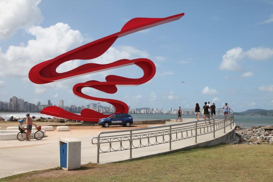 vista do novo quebra-mar, com monumento idealizado por tomie ohtake em primeiro plano. #paratodosverem 