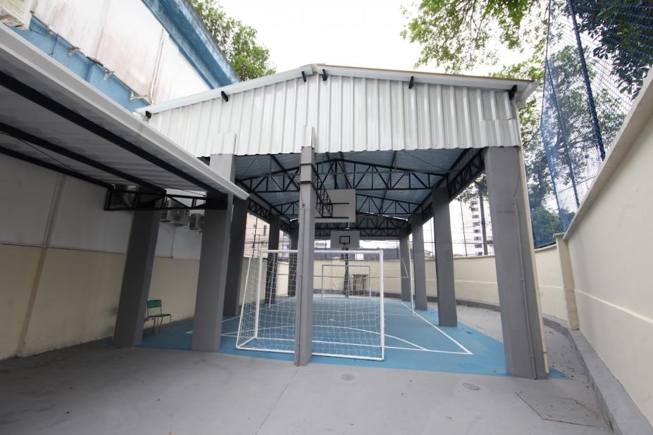 Imagem da nova quadra na UME Cidade de Santos. #paratodosverem