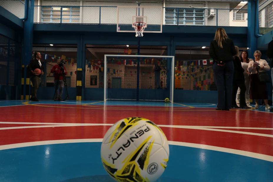 bola em quadra nova #paratodosverem