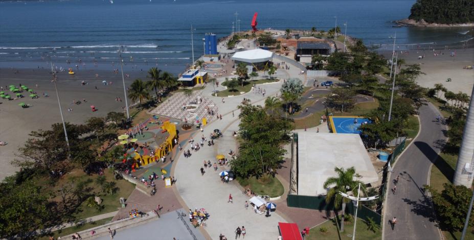 novo quebra-mar visto do alto com a praia ao fundo. #paratodosverem 