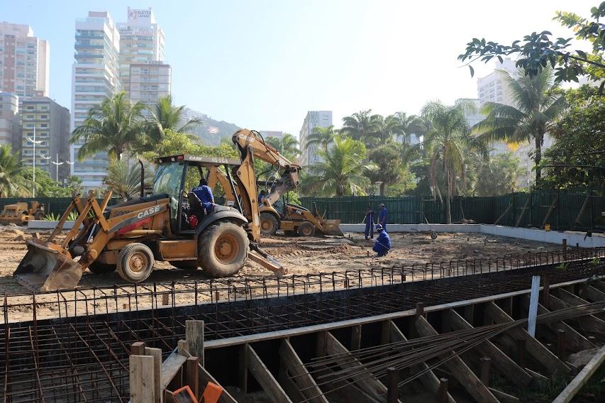 trator e homens trabalhando em área da futura pista de patinação. #paratodosverem
