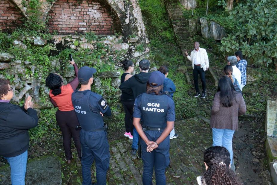 pessoas acompanhando a visita #paratodosverem