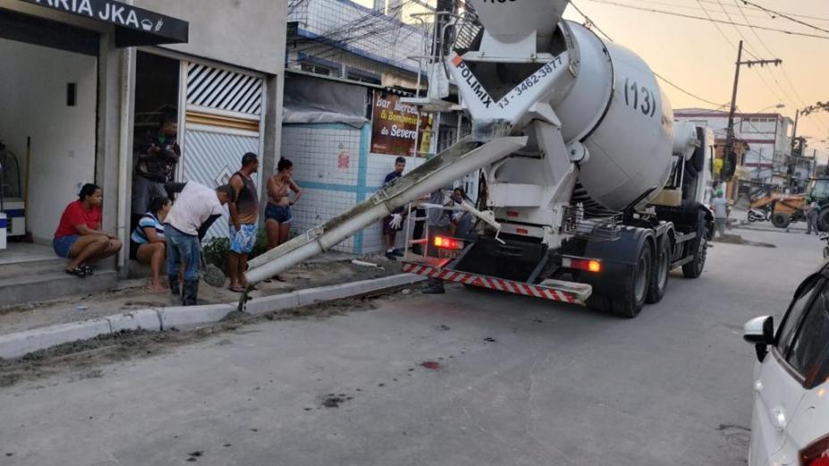 caminhão libera asfalto para concretagem de calçada. #paratodosverem 