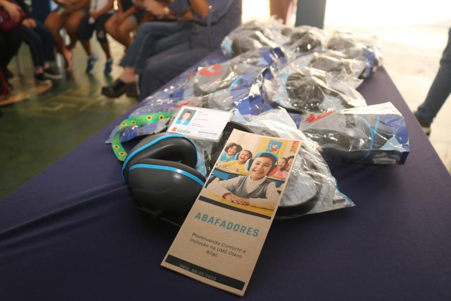 objetos sobre uma mesa #paratodosverem